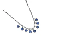 Collar de acero plateado con cadena de eslabones y dijes circulares con circonias azules.