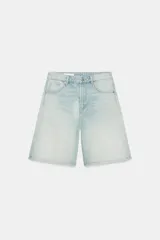 Bermuda de tiro medio estilo baggy en denim de lavado claro, con diseño clásico de cinco bolsillos, trabillas para cinto y cierre frontal con cremallera y botón metálico.