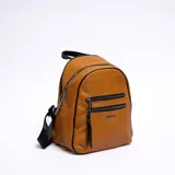 Mochila pequeña color marrón con detalles en negro, doble cierre frontal y correa regulable.