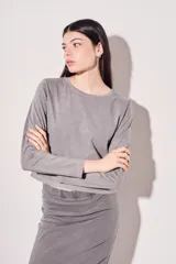 Remera color marrón de algodón peinado, corte oversize, cuello redondo y manga larga.