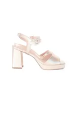 Sandalias de cuero color oro con taco de 10 cm y plataforma de 2 cm. Presentan tiras anchas cruzadas en la parte delantera y una tira fina con hebilla alrededor del tobillo.
