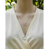 Cadena de plata 925 con diseño de doble corazón, uno fijo en la cadena y otro colgante en estilo corbatero.