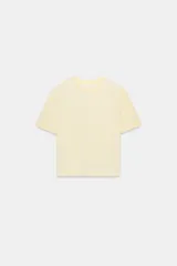 Camiseta corta de color amarillo pastel, con cuello redondo y mangas cortas de ajuste slim.