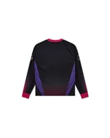 Remera de manga larga negra con cuello y puños en color fucsia. Presenta un diseño con paneles en degradé de violeta a fucsia en la parte superior del pecho y los hombros. Incluye estampados con el logo de Deus Ex Machina Racing y otros motivos gráficos.