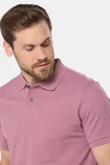 Remera polo de piqué, color azul, de manga corta con cuello en Rib y botones personalizados.