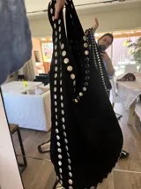 Bolso negro de gamuza con tachas plateadas.