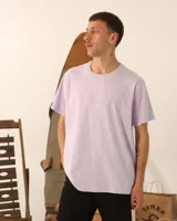 Remera oversize de algodón color lila, con estampado frontal de texto en el mismo tono.