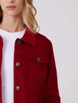 Campera de pana color rojo, marca Dash, con cuello solapa, abertura central con botones metálicos y bolsillos delanteros.