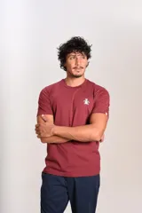 Remera de manga corta color bordó con cuello redondo y logo de la marca bordado en el pecho.