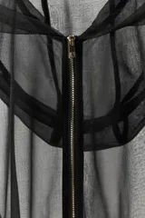 Cazadora de tejido de red semitransparente color negro, con capucha, cierre frontal de cremallera metálica, bolsillos delanteros y mangas largas con puños elásticos.