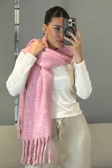 Bufanda de tejido grueso y suave, color blanco, con diseño de flecos en los extremos.