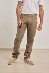 Pantalón de corte recto y estilo clásico, confeccionado en sarga de algodón con elastano. Cuenta con diseño de cinco bolsillos, cierre frontal con botón metálico y costuras reforzadas.