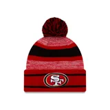 Gorro de lana tejido a rayas horizontales rojas, negras y grises, con pompón en la parte superior y logo bordado de los San Francisco 49ers en el frente.