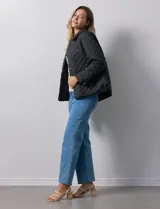 Campera capitoneada color beige, marca Weatherproof, con cuello con solapa, abertura central con botones metálicos, bolsillos delanteros y forro interno a tono.