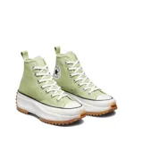 Championes Converse Run Star Hike color verde claro, de caña alta y plataforma con suela dentada marrón.