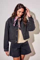 Campera oversize de denim negro, con cuello camisero, cierre frontal con botones y bolsillos ojal.
