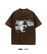 Remera negra con efecto gastado y estampado frontal de una cara y una mano apuntando.