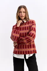 Sweater de punto con diseño de cuadros en tonos beige y crema, de silueta relajada, cuello redondo y mangas largas con puños elásticos.