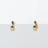 Par de aros tipo argolla dorados, redondeados y de diseño inflado.