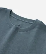 Remera de algodón marca Marfinno, de color azul marino con textura acanalada, corte slim, cuello redondo y manga corta.