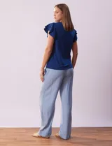 Blusa blanca de modal Rio & Rian con cuello a la base, escote en V con aplique metálico y mangas cortas con volados en capas.