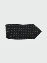 Corbata BOSS de color negro con diseño estampado de pequeños rombos o formas geométricas en tonos celestes y blancos.