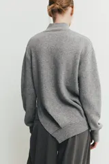 Jersey de punto con cuello perkins y manga larga, de diseño liso y corte clásico.