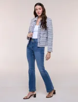 Chaqueta corta estructurada confeccionada en tejido texturado boucle estilo tweed en tonos azul, blanco y negro. Cuenta con forro interno, cuello camisero, frente abierto con bordes deshilachados, bolsillos tipo plaque al frente con botones metálicos y mangas largas.