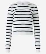 Blusa corta de tejido de punto a rayas horizontales color verde y blanco, de mangas largas y cuello redondo.