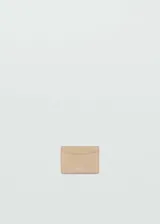 Porta documentos efecto piel color beige, con múltiples ranuras para tarjetas y diseño minimalista.