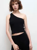 Top de punto negro con diseño asimétrico de un solo hombro, corte ajustado y textura acanalada.