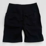 Short deportivo color verde agua, de tiro alto y corte ajustado, con frunce en la parte trasera.