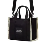 Cartera tipo tote bag de Marc Jacobs, modelo The Small Tote, confeccionada en lona de algodón y poliéster color negro. Presenta el logo de la marca estampado en el frente, asas superiores y correa de hombro ajustable y extraíble.