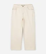 Pantalón femenino curve & plus size color beige, confeccionado en sarga de algodón certificado. Presenta un modelo recto, cierre delantero con botón y cremallera, bolsillos delanteros y traseros funcionales, y bajo con acabado deshilachado.