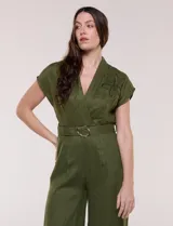 Enterito largo de lino verde militar con escote en V cruzado, mangas cortas japonesas, cintura entallada con cinturón y hebilla metálica, y pantalón de corte recto con bolsillos laterales.