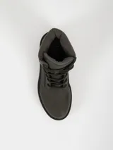Borcego de caña corta color beige, con cordones al tono, cuello acolchado y suela de goma dentada en color marrón oscuro.