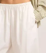Pantalón balloon de tricolina color blanco, con cintura y puños elásticos, confeccionado en algodón liviano y fresco.