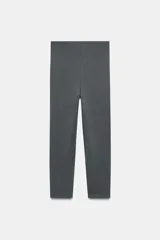 Leggings negros de tiro alto con cintura elástica y diseño ajustado.