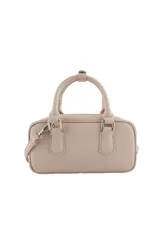 Cartera tipo bowling de color beige, con doble asa de mano y correa larga ajustable y extraíble. Presenta un logo metálico plateado en el centro y herrajes a juego.