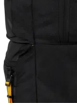 Mochila negra de estilo utilitario con compartimento principal acolchado para computador y múltiples bolsillos organizadores interiores. Presenta detalles en amarillo vibrante en las correas de compresión laterales y un parche con el logotipo de CAT en la parte inferior frontal.
