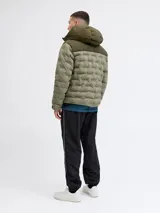 Campera puffer con capucha, diseño bicolor en tonos verde oliva, cierre frontal completo y bolsillos laterales. Presenta textura acolchada sin costuras visibles en el cuerpo y puños ajustables con velcro.