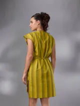 Vestido corto de lino y algodón color amarillo mostaza con diseño a rayas horizontales, escote en V y lazos para anudar en la cintura.