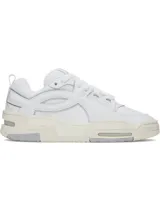 Championes Under Armour modelo HB LO, inspirados en el baloncesto, de color blanco con detalles en gris claro y suela de goma estructurada.