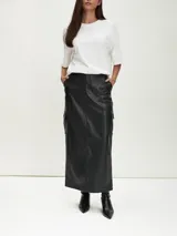 Falda larga negra de cuero sintético con bolsillos cargo laterales.