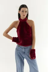 Top negro peludito con cuello halter y sin mangas.