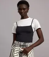 Remera de algodón celeste con cuello redondo y mangas cortas dobladas, de corte regular y diseño liso.