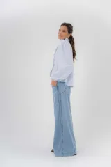 Jean de tiro medio con diseño de pierna amplia y corte holgado, confeccionado en denim azul. Cuenta con bolsillos delanteros y traseros funcionales.
