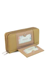 Billetera larga de diseño rectangular en tono beige, confeccionada en símil cuero con textura combinada. Cuenta con doble compartimento principal con cierre, solapa frontal con broche a presión, visor para documentos y tarjetero extraíble. Incluye monedero interno y múltiples espacios para billetes y tarjetas.