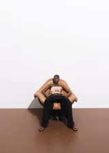 Top strapless de diseño crop, confeccionado en algodón, con detalle de volantes en capas en la parte frontal y cierre de cremallera en la espalda.