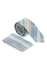 Corbata de 5 cm de ancho con pañuelo a juego de 27x27 cm, confeccionada en microfibra de alta calidad, con diseño de rayas y líneas en tonos celestes, azules y tostados.